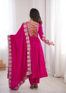 Robe en soie romaine brodée avec un bas en soie romaine et un dupatta en Chanderi, ensemble prêt-à-porter entièrement cousu. - Product Image 6