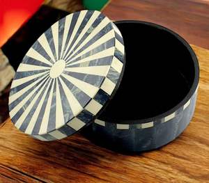 Boîte à bijoux en résine artisanale de qualité supérieure avec un design unique, solution de rangement élégante pour protéger et organiser des objets précieux - Product Image 5