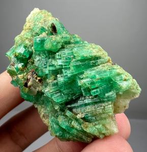 Cristales de Esmeralda Natural de Panjshir, Afganistán, Espécimen de Mineral Raro para Coleccionistas, Gema de Berilo Verde - Product Image 1