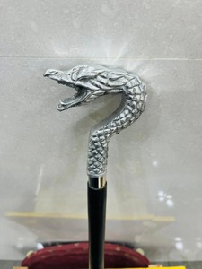 Bastón de Madera Pulida Hecho a Mano con Empuñadura de Cabeza de Serpiente de Latón Plateado Estilo Victoriano para Halloween y el Día de la Madre - Product Image 2