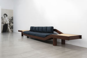 Canapé-lit deux places en bois massif de style mid-century moderne avec tables d'appoint intégrées et accents en rotin par Manish Art Handicrafts - Product Image 3