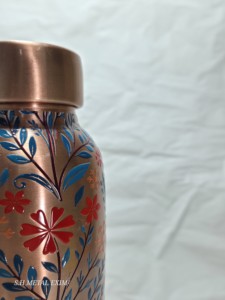 Bouteille d'eau artisanale en cuivre pur avec motif floral imprimé, anti-fuite, bienfaits ayurvédiques, récipient en cuivre pour le yoga et la gym - Product Image 6
