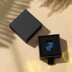 Dés à six faces bleus foncés D20 de 22 mm, dés à facettes pour <span class=keywords><strong>Dungeons</strong></span> and Dragons, dés en résine à bords tranchants, faits à la main, polyédriques, pour jeux de rôle - Product Image 6