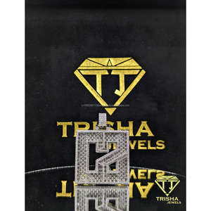 Colgante de letra premium "C2" con diamantes VVS cultivados en laboratorio en plata de ley 925, joyería llamativa estilo hip hop de Trisha Jewels - Product Image 4