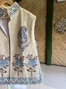 เสื้อแจ็คเก็ตบอมเบอร์แขนกุดลายดอกไม้ถักมือสำหรับผู้หญิงสำหรับฤดูหนาว |   เสื้อคลุมดีไซน์เนอร์สไตล์โบโฮน้ำหนักเบา - Product Image 4