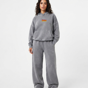 Conjunto de Sudadera con Capucha y Pantalones Deportivos de Felpa Gris con Logotipo Bordado, Estilo Casual y Holgado de 2 Piezas para Mujer - Product Image 1