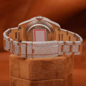 Montre-bracelet de luxe entièrement sertie de moissanite VVS, cadran bleu, mouvement à quartz, affichage de la date, chiffres romains, bracelet en acier inoxydable 41 mm, 3 ATM - Product Image 4