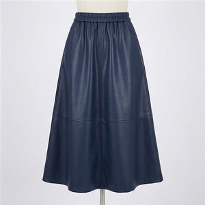 Jupe trapèze en similicuir PU pour femme, longueur mi-mollet, taille élastique, couleur unie, design brillant, toutes saisons - Product Image 1