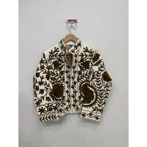 Veste courte matelassée blanche pour femme avec broderie florale marron foncé, 100 % coton, écologique - Product Image 1