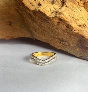 Anillo Chevron de Doble Banda de Oro Amarillo de 14K con Diamantes Naturales para Boda y Aniversario - Product Image 3