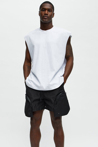 Shorts en satin noir pour homme avec fermetures éclair latérales, taille mi-haute, cordon de serrage, séchage rapide, style décontracté - Product Image 2