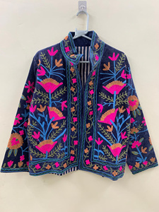 Chaqueta de terciopelo bordada a mano Suzani para mujer, abrigo de invierno bohemio de lujo, ropa exterior corta con estampado floral étnico tradicional - Product Image 3
