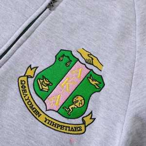 Chaqueta universitaria unisex AKA Heather Grey Fleece con bordado de chenilla verde con letras griegas, estilo universitario, de algodón premium con cremallera. - Product Image 3