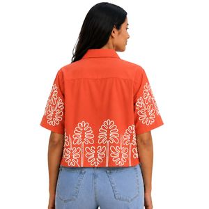 เสื้อเชิ้ตครอปสีส้มสำหรับผู้หญิง ปักลายดอกไม้สีขาว แขนสั้น สไตล์ลำลอง เสื้อผ้าฝ้ายสำหรับฤดูร้อน แฟชั่นดีไซเนอร์ ตัดเย็บตามสั่ง - Product Image 2