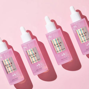 Le sérum facial à la rose de la marque coréenne SOQU hydrate la peau grâce à un parfum délicat de rose et à l'extrait de rose qui la garde hydratée. - Product Image 4