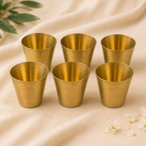 Petits verres à boisson uniques en laiton avec finition dorée, travail artisanal, à prix bas et abordables - Product Image 1