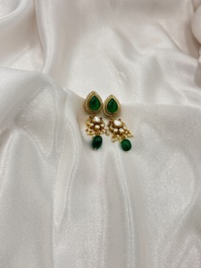 Boucles d'oreilles pendantes en argent sterling 925 avec pierre couleur émeraude, moissanite Polki et perles, finition or antique, bijoux de mariée - Product Image 5