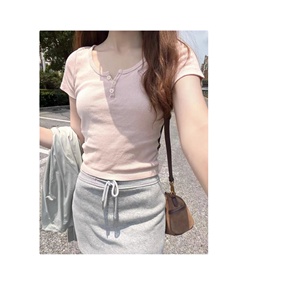 Oem logo personnalisé design nouveau américain rose Zelly Top hot girl fil mince t-shirt d'été à manches courtes avec trois boutons - Product Image 1