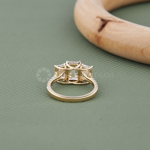 Bague en diamant de synthèse au design tendance, taille émeraude, or jaune, trois pierres, bijoux fins pour femmes - Product Image 4