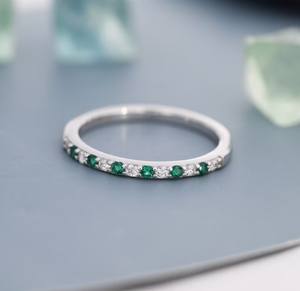 แหวนครึ่งวงนิรันดร์ประดับมรกตสีเขียวและเพชร CZ ใส บนตัวเรือนเงินสเตอร์ลิง หรือแหวนเงินหรือทองประดับมรกตสีเขียวเพชร CZ แบบเรียวบางสำหรับซ้อนกัน - Product Image 5