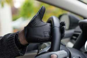 Gants de conduite en cuir respirant de qualité supérieure pour hommes et femmes, gants de luxe perforés sans doigts pour une meilleure adhérence au volant, en cuir véritable souple - Product Image 5