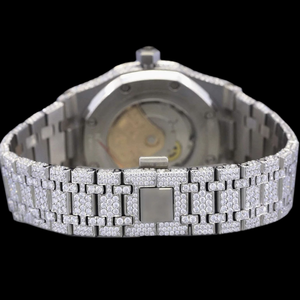 Montre en or blanc haut de gamme entièrement sertie de diamants Moissanite en acier inoxydable personnalisée avec sertissage clos et cadran arabe - Product Image 2