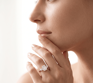 Bague de fiançailles en diamant taille émeraude Empress avec bande latérale en diamant de forme poire pour femme, diamants de laboratoire - Product Image 6