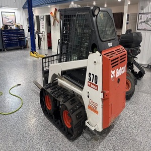 Chargeuse compacte sur chenilles Bobcat S70 haute performance, conçue pour les espaces restreints et les travaux lourds. - Product Image 1