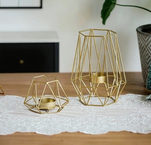 Portavelas Geométrico de Metal Dorado para Velas de Té - Candelabro Poligonal Moderno Hecho a Mano y Ecológico para Centro de Mesa - Product Image 2