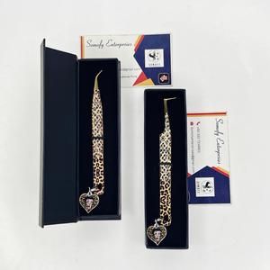 Pinzas para Pestañas con Diseño de Guepardo de Somofy Enterprises, con Dijes de Corazón, Acero Inoxidable, Punta de Precisión, Agarre Perfecto, 10 mm de Longitud, en Caja - Product Image 5
