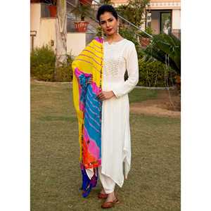 Ensemble Kurta blanc doux à ourlet asymétrique avec broderie Gota et Dupatta multicolore Lehariyaan, taille XS, en tissu Chiffon - Product Image 3