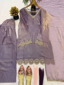 Ensemble de vêtements de mariage traditionnels indiens et pakistanais pour femmes en velours violet avec détails brodés, coupe ample, longueur cheville, tenue en soie - Product Image 6