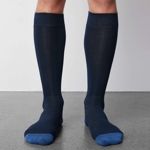 Chaussettes mi-hautes bleu marine pour hommes, chaussettes rayées à la cheville avec bout contrastant bleu, sport et décontracté - Product Image 1