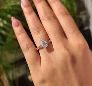 Bague de fiançailles solitaire de luxe en diamant taille poire avec bande ornée de diamants, élégante collection de bijoux fins pour mariages et anniversaires - Product Image 5