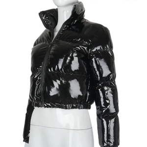 Chaqueta Acolchada Negra de PU con Cuello Alto y Cierre de Cremallera, Ropa Casual de Invierno Unisex, Corta, Impermeable, con Relleno Grueso de Poliéster - Product Image 3