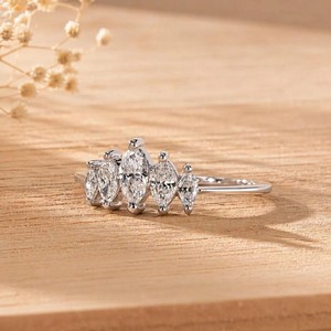 Magnifique bague de fiançailles en or massif 10K 14K 18K avec diamant de laboratoire taille marquise certifié IGI, couleur DEF, clarté VS VVS, et cinq pierres. - Product Image 4