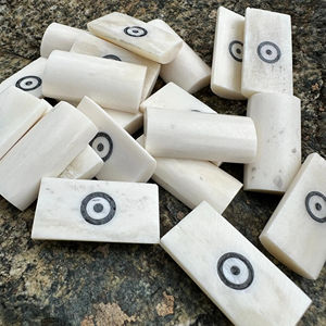 Dés à jouer professionnels en os sculptés à la main, polyédriques, pour jeux de table haut de gamme, dés de jeu personnalisables avec logo, accessoire de vente en gros - Product Image 2