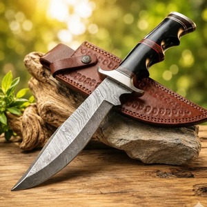 Couteau de chasse artisanal en acier Damas à lame pointue avec manche en bois et étui en cuir - Product Image 4