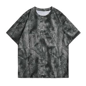 Camiseta de cuello redondo para adulto, diseño con estampado de leopardo en toda la prenda, 100% algodón, 220 g/m², tono negro. - Product Image 4