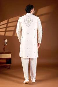 Sherwani Festivo para Boda, Diseño Multipanel Frontal con Patrón Arrugado, Cuello Mandarín, Ropa Tradicional Premium con Toque Divino - Product Image 3