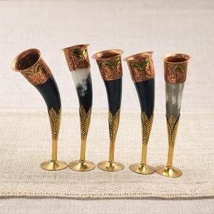 Jarra de cuerno natural Vikinga para cerveza y vino con correas de cuero envueltas alrededor para beber de forma ceremonial. - Product Image 1