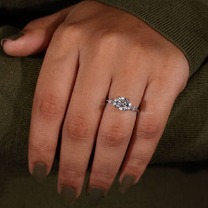 Anillo de compromiso de diamante cultivado en laboratorio de corte redondo de oro macizo de 18 quilates, Diamante de marquesa lateral certificado IGI, regalo de aniversario de boda perfecto - Product Image 2