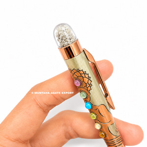 Bolígrafo Metálico Promocional Muntaha Agate Exports con Diseño de Buda y 7 Chakras, Tinta Azul, Incrustaciones de Gemas, Tapa de Pirita, Hecho a Mano, Diseño Simple - Product Image 4