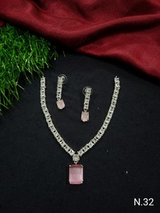 Conjunto de Joyería Nupcial Clásico Americano de Latón con Diamantes, Collar y Pendientes de Dos Piezas para Boda, Estilo Clásico y Elegante - Product Image 1