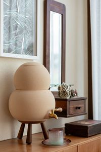 Fontaine à eau en argile faite à la main au design minimaliste, qualité export, avec robinet, distributeur d'eau en argile à refroidissement naturel avec support en bois - Product Image 2