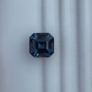 Spinelle bleue naturelle extrêmement rare, taille octogonale, 8,46 carats, pureté loupe, non chauffée, certifiée IGI, provenance Madagascar, qualité AAAA, pierre précieuse. - Product Image 3