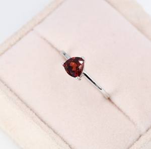 Bague en grenat véritable en argent sterling, grenat rouge naturel taille trillon, bagues empilables - Product Image 5