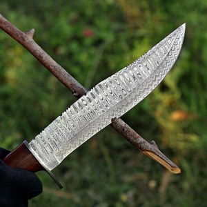 Couteau de chasse et de camping artisanal en acier Damas, lame fixe de 13 pouces, manche en bois de rose et étui en cuir, vente en gros - Product Image 5