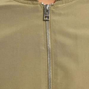 Blouson bomber slim fit pour homme, léger, décontracté, style pilote, kaki, coupe-vent, streetwear, avec poche sur la manche - Product Image 4