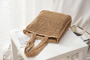 Acelera tu rutina con este moderno bolso de hilo natural con diseño de malla vertical y asas cómodas. - Product Image 3